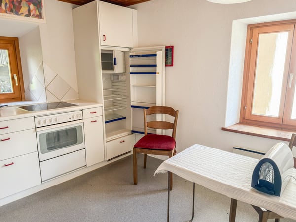 Charmante 5.5-Zimmer-Dachwohnung in Valsot – Historisches Juwel mit Bergflair 11