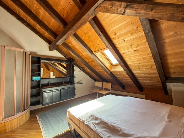 Charmante 5.5-Zimmer-Dachwohnung in Valsot – Historisches Juwel mit Bergflair 9