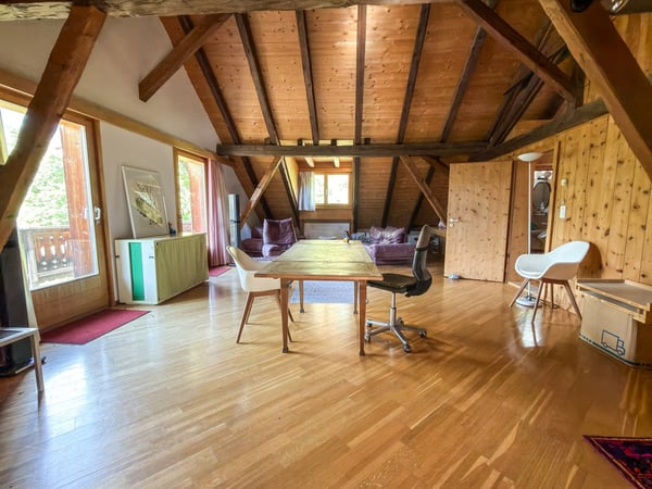 Charmante 5.5-Zimmer-Dachwohnung in Valsot – Historisches Juwel mit Bergflair 2