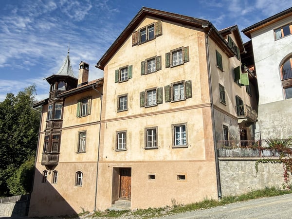 Charmante 5.5-Zimmer-Dachwohnung in Valsot – Historisches Juwel mit Bergflair 1