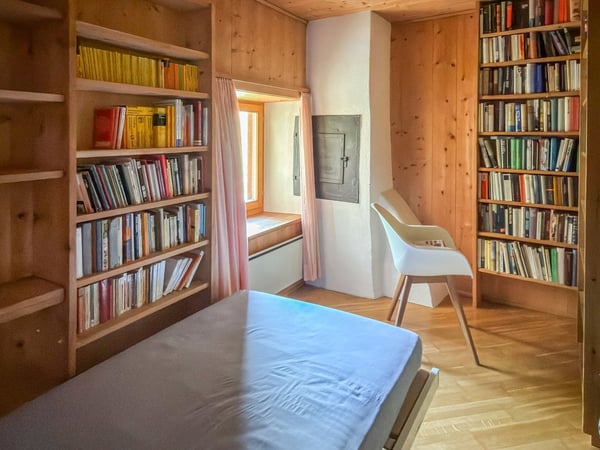 Charmante 5.5-Zimmer-Dachwohnung in Valsot – Historisches Juwel mit Bergflair 15