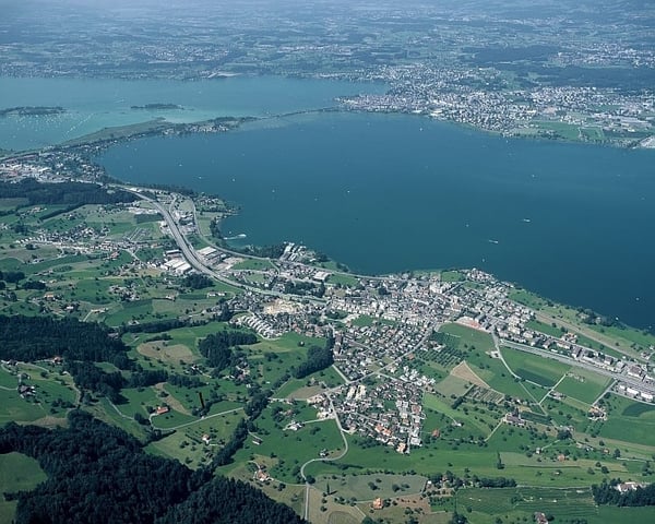 Praktische und komfortabel ausgebaute 1.5 Zimmerwohnung im Zentrum von Altendorf 2