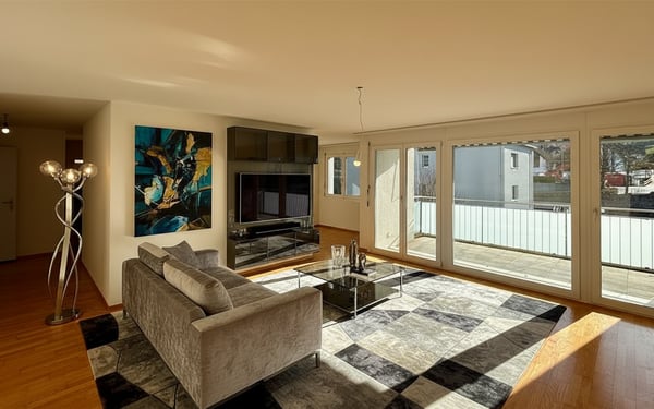 Praktische und komfortabel ausgebaute 1.5 Zimmerwohnung im Zentrum von Altendorf 2