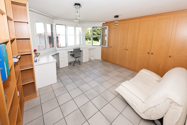 Zentral und ruhig gelegenes 2-Zi-Einfamilienhaus inkl. 1.5-Zi-Einliegerwohnung und Partyraum 6