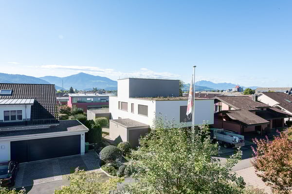 Zentral und ruhig gelegenes 2-Zi-Einfamilienhaus inkl. 1.5-Zi-Einliegerwohnung und Partyraum 4