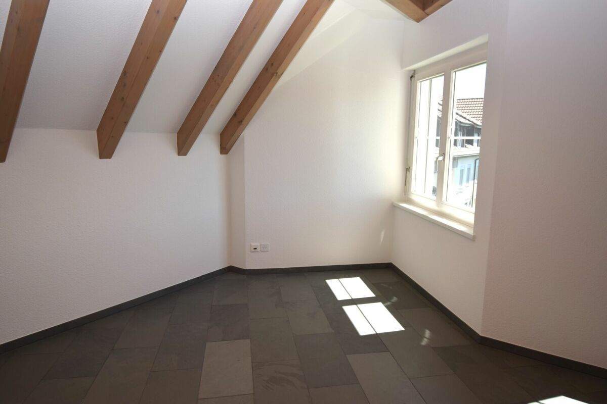 Neu Renovierte 4,5 Zimmer Maisonette-Wohnung im 2. OG mit Lift (Eigentumsstandard)