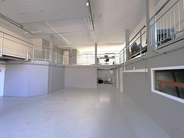 Grosszügige Wohn- und Gewerbeliegenschaft mit Werkstatt, Galerie und Parkplätzen 9