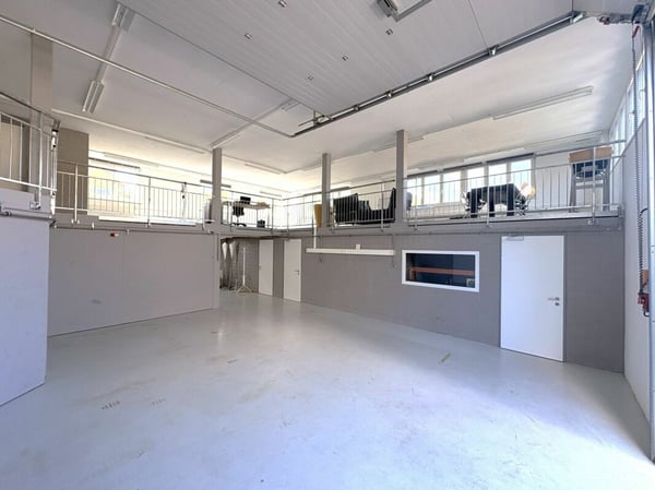 Grosszügige Wohn- und Gewerbeliegenschaft mit Werkstatt, Galerie und Parkplätzen 10