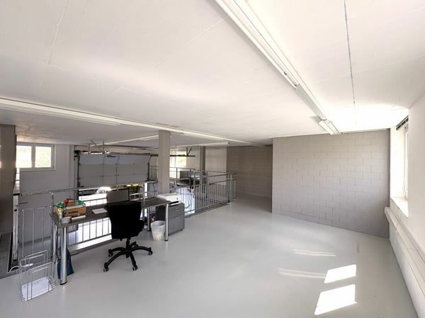 Grosszügige Wohn- und Gewerbeliegenschaft mit Werkstatt, Galerie und Parkplätzen 13