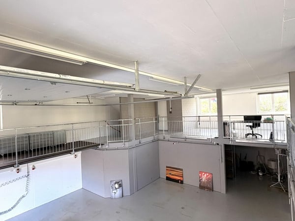 Grosszügige Wohn- und Gewerbeliegenschaft mit Werkstatt, Galerie und Parkplätzen 12
