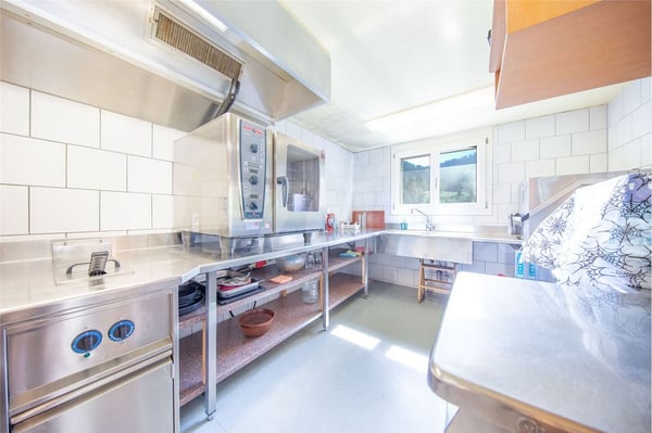 Grosses Haus mit 5.5-Zi.-Wohnung und Restaurant, Sattel-Hochstuckli SZ 8