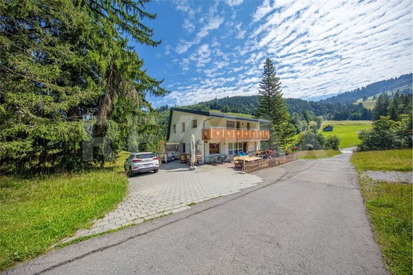 Grosses Haus mit 5.5-Zi.-Wohnung und Restaurant, Sattel-Hochstuckli SZ 12