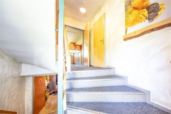 Grosses Haus mit 5.5-Zi.-Wohnung und Restaurant, Sattel-Hochstuckli SZ 11