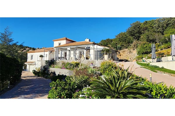 Attraktive 1-Zimmer-Villa im Grünen mit Meerblick und Pool in Les Issambres Côte d'Azur 1