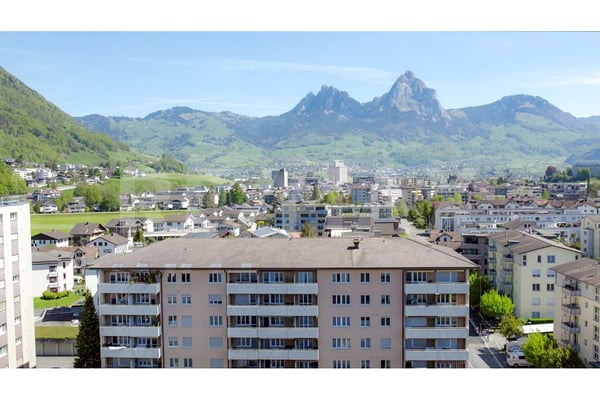 Attraktive, gepflegte 3.5 -Zi. Wohnung an ruhige Lage und Fernsicht in Brunnen SZ 13