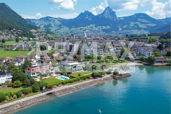 Repräsentatives Ladenlokal an zentraler Lage mit maximaler Sichtbarkeit in Brunnen SZ 1