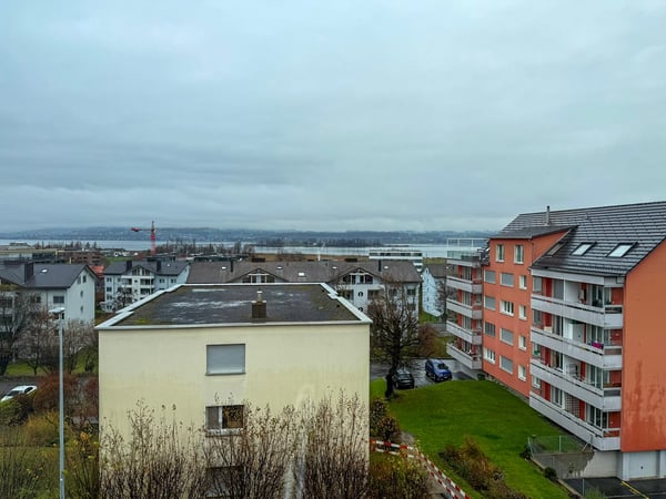 Grosszügige helle 6-Zimmer-Wohnung mit Balkon und Seesicht in Pfäffikon SZ 1
