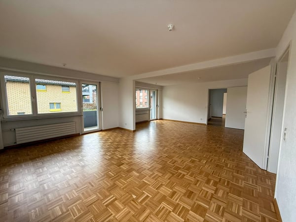 Grosszügige helle 6-Zimmer-Wohnung mit Balkon und Seesicht in Pfäffikon SZ 7