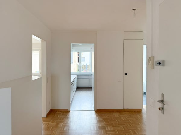 Grosszügige helle 6-Zimmer-Wohnung mit Balkon und Seesicht in Pfäffikon SZ 3