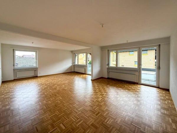 Grosszügige helle 6-Zimmer-Wohnung mit Balkon und Seesicht in Pfäffikon SZ 8