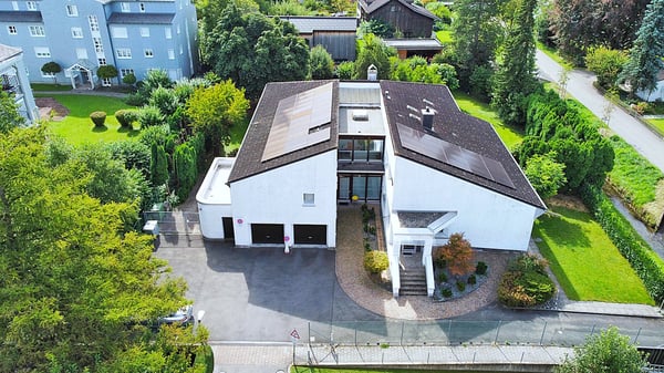 Hochwertige, exklusive Liegenschaft an top Lage mit enormen Raumangebot und 600m² Baulandreserve 1