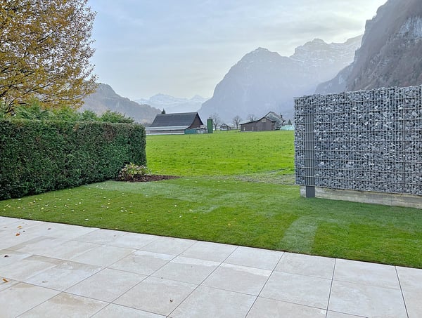 1.5 Zi- Bungalow / hoher Wohnkomfort auf 1 Etage inkl. Carport, 2-3 Parkplätze, Garten und Ausblick 1