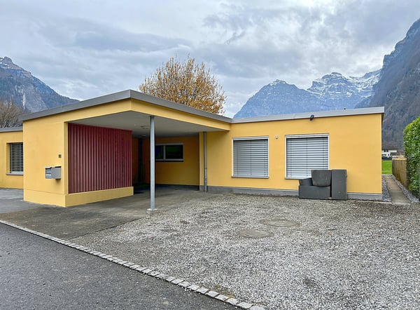 1.5 Zi- Bungalow / hoher Wohnkomfort auf 1 Etage inkl. Carport, 2-3 Parkplätze, Garten und Ausblick 3