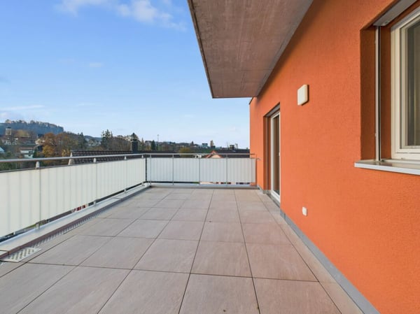 Moderne Attika mit grosser Terrasse und Ausblick 16