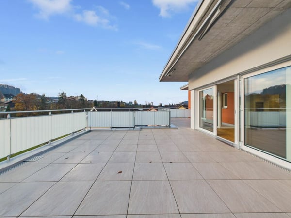 Moderne Attika mit grosser Terrasse und Ausblick 15