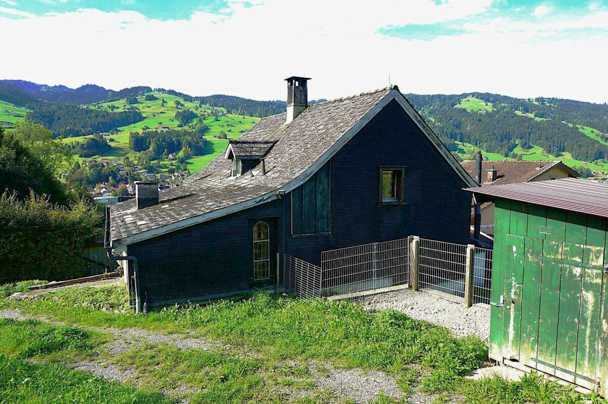 Casa Toggenburg di 4 locali da ristrutturare con sala polivalente e due parcelle di terreno a prato separate