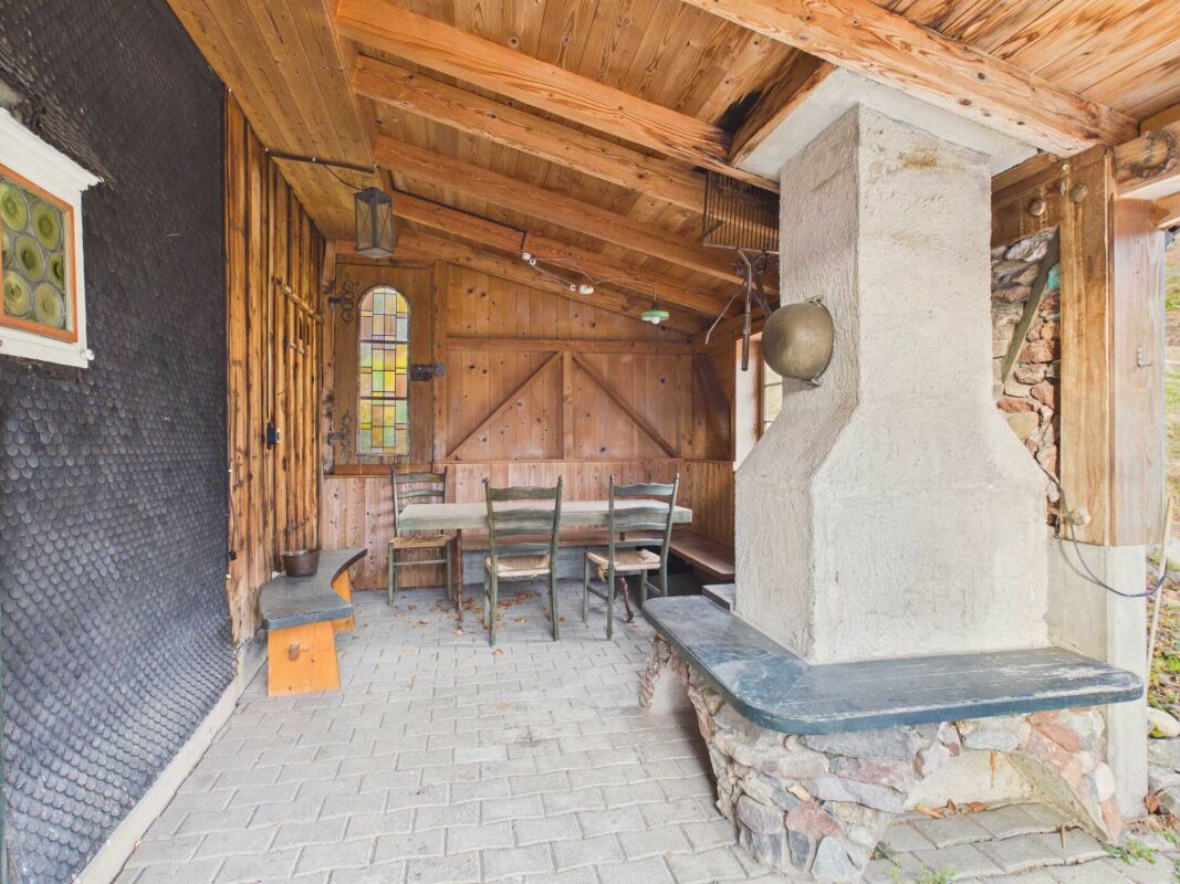 Casa Toggenburg di 4 locali da ristrutturare con sala polivalente e due parcelle di terreno a prato separate