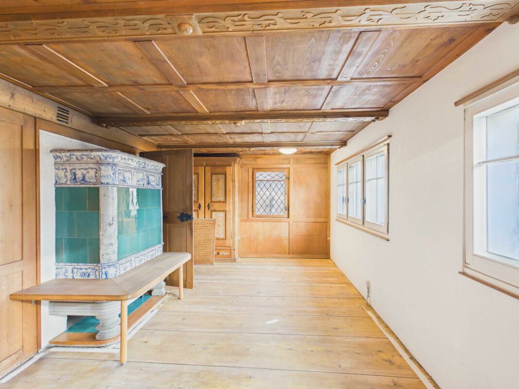 Casa Toggenburg di 4 locali da ristrutturare con sala polivalente e due parcelle di terreno a prato separate