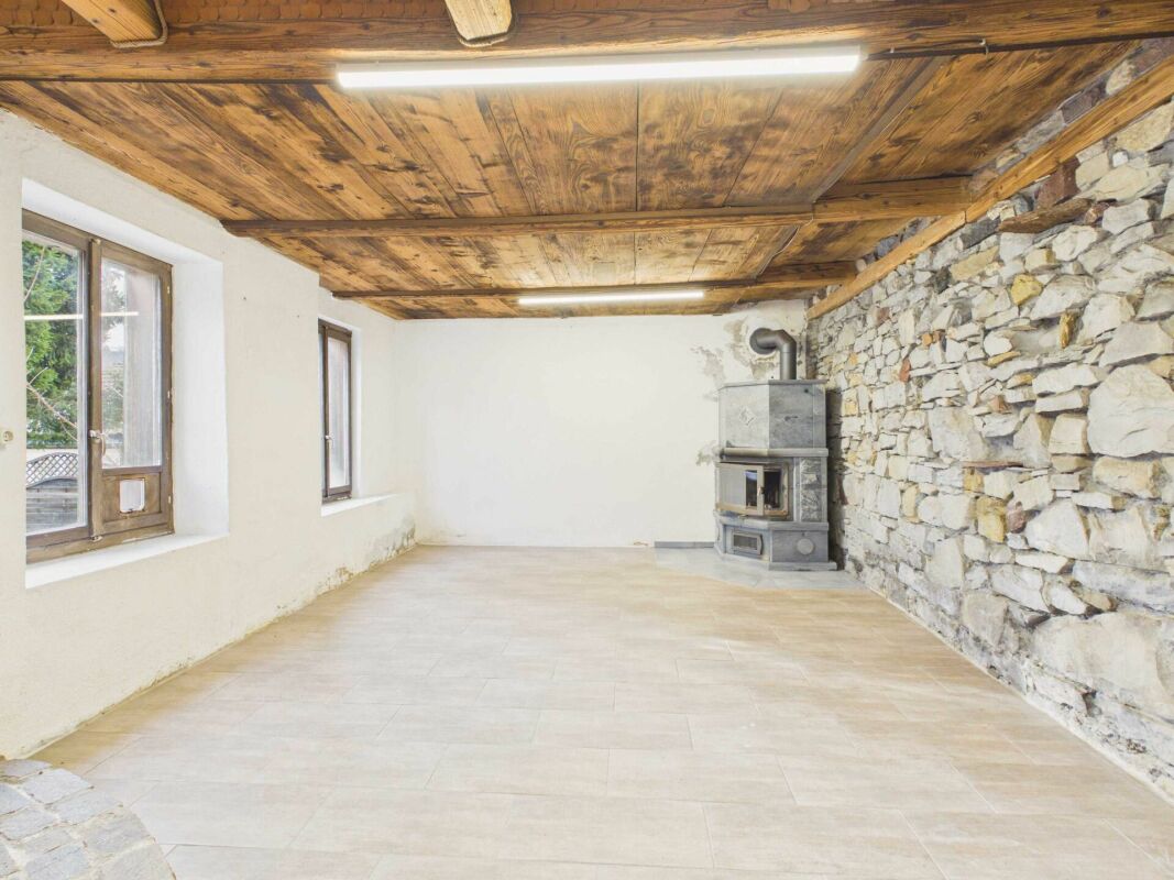 Casa Toggenburg di 4 locali da ristrutturare con sala polivalente e due parcelle di terreno a prato separate