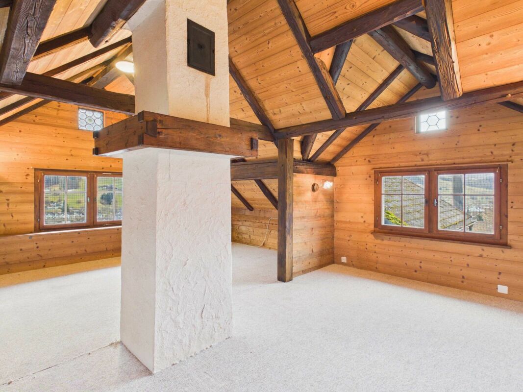 Casa Toggenburg di 4 locali da ristrutturare con sala polivalente e due parcelle di terreno a prato separate