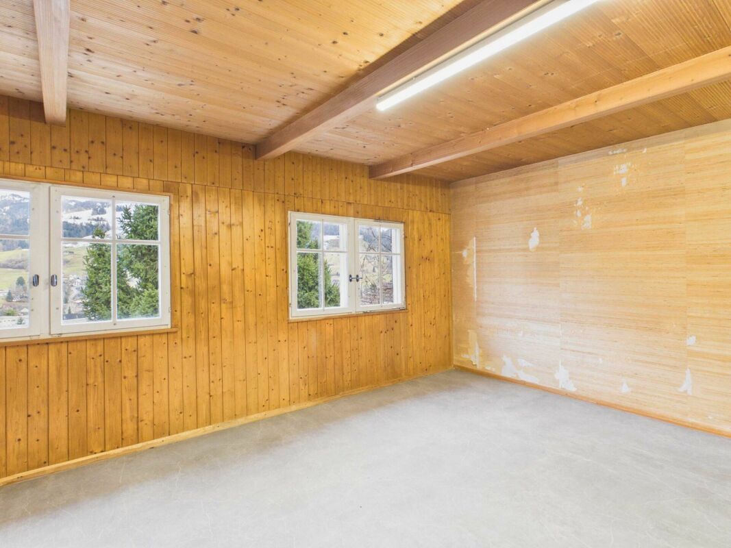 Casa Toggenburg di 4 locali da ristrutturare con sala polivalente e due parcelle di terreno a prato separate
