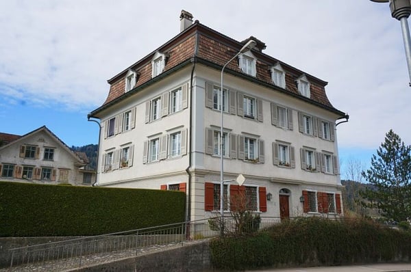 2½-Zimmer- und 1½-Zimmer-Maisonette-Wohnung mit zwei Einzelgaragen und zwei Parkplätzen