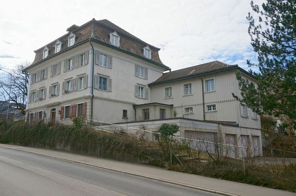 2½-Zimmer- und 1½-Zimmer-Maisonette-Wohnung mit zwei Einzelgaragen und zwei Parkplätzen 2