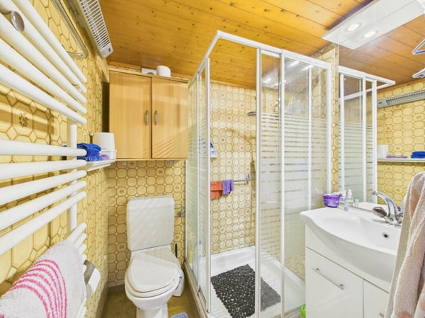 Wohnhaus mit grossem Biotop, Garage und zwei Mehrzweckgebäuden 10