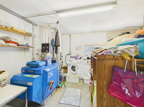 Wohnhaus mit grossem Biotop, Garage und zwei Mehrzweckgebäuden 14