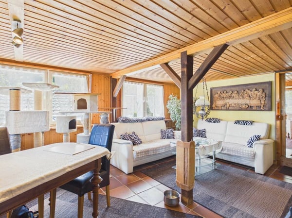 Wohnhaus mit grossem Biotop, Garage und zwei Mehrzweckgebäuden 5