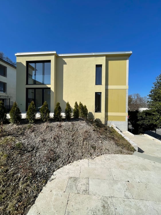 Moderner Büro- oder Praxisraum mit Aussicht über die Stadt Zürich zu vermieten 1