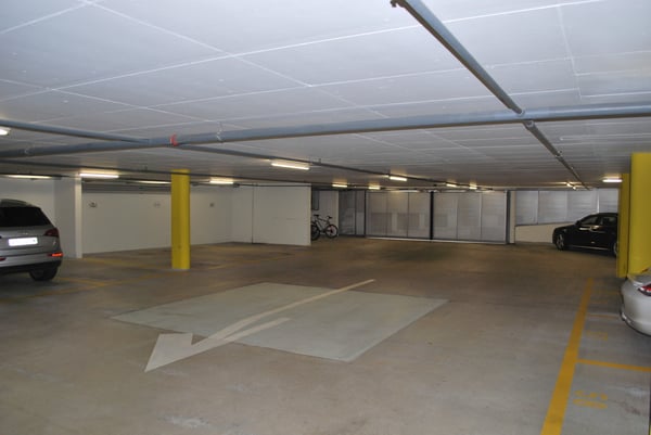 Zentrumsnahe Einstellhallenplätze in privaten Parkhausebenen... 2