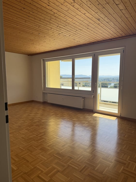 Helle 3.5-Zimmer-Wohnung mit Balkon und Weitsicht in Langwiesen 2