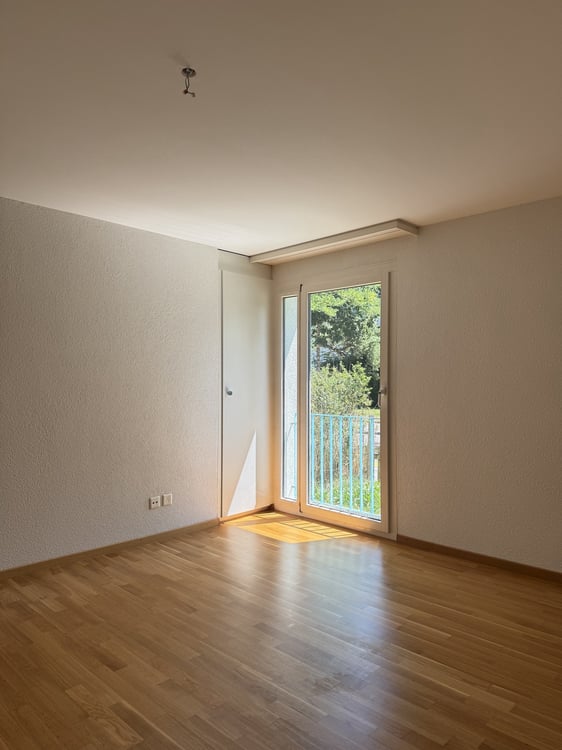 Grosszügige 2.5-Zimmerwohnung im Erdgeschoss mit Terrasse in Zürich 2
