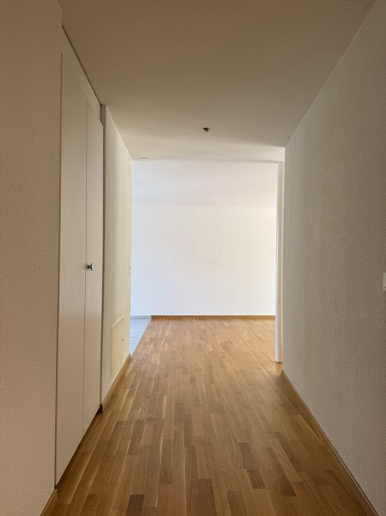 Grosszügige 2.5-Zimmerwohnung im Erdgeschoss mit Terrasse in Zürich 5