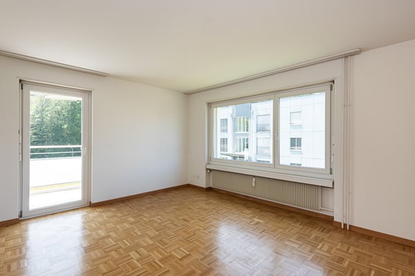 Grosszügige 4.5-Zimmerwohnung mit Balkon in Langwiesen 2