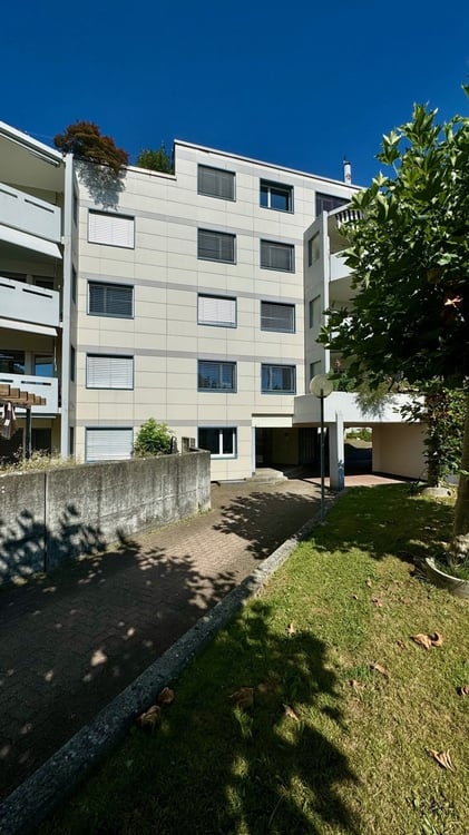 Wohnen mit Weitblick: 4.5-Zimmer-Wohnung in Adlikon mit grosszügiger Terrasse 1