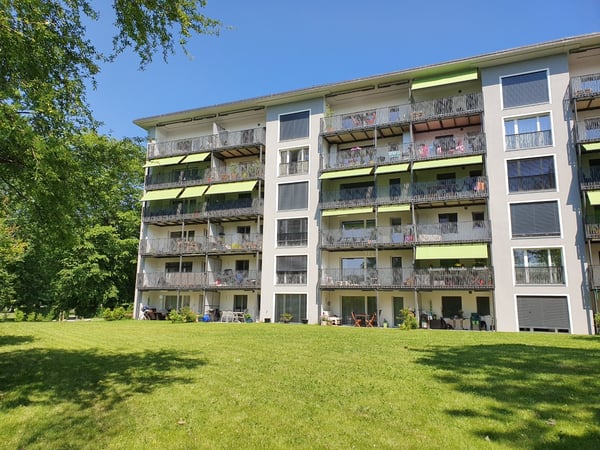 Attraktive 2.5-Zimmer-Wohnung mit Balkon und eigenem Waschturm 1