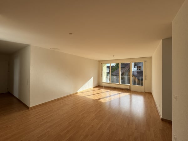 Helle 4.5-Zimmerwohnung mit grosszügigem Grundriss in Hausen am Albis 1