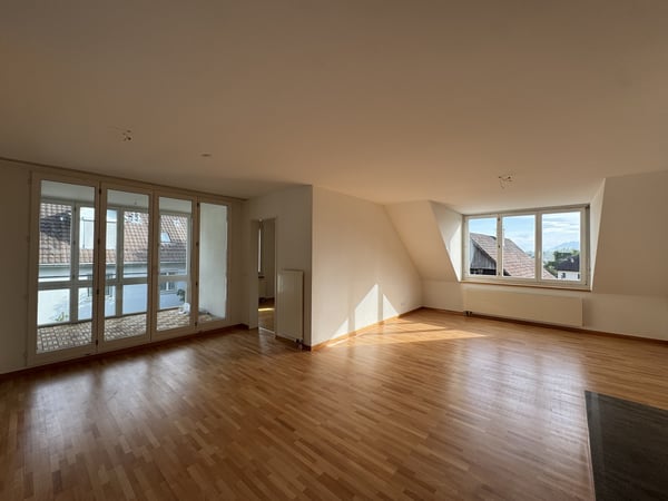 Helle 5.5-Zimmerwohnung im DG mit grosszügigem Grundriss in Hausen am Albis 3